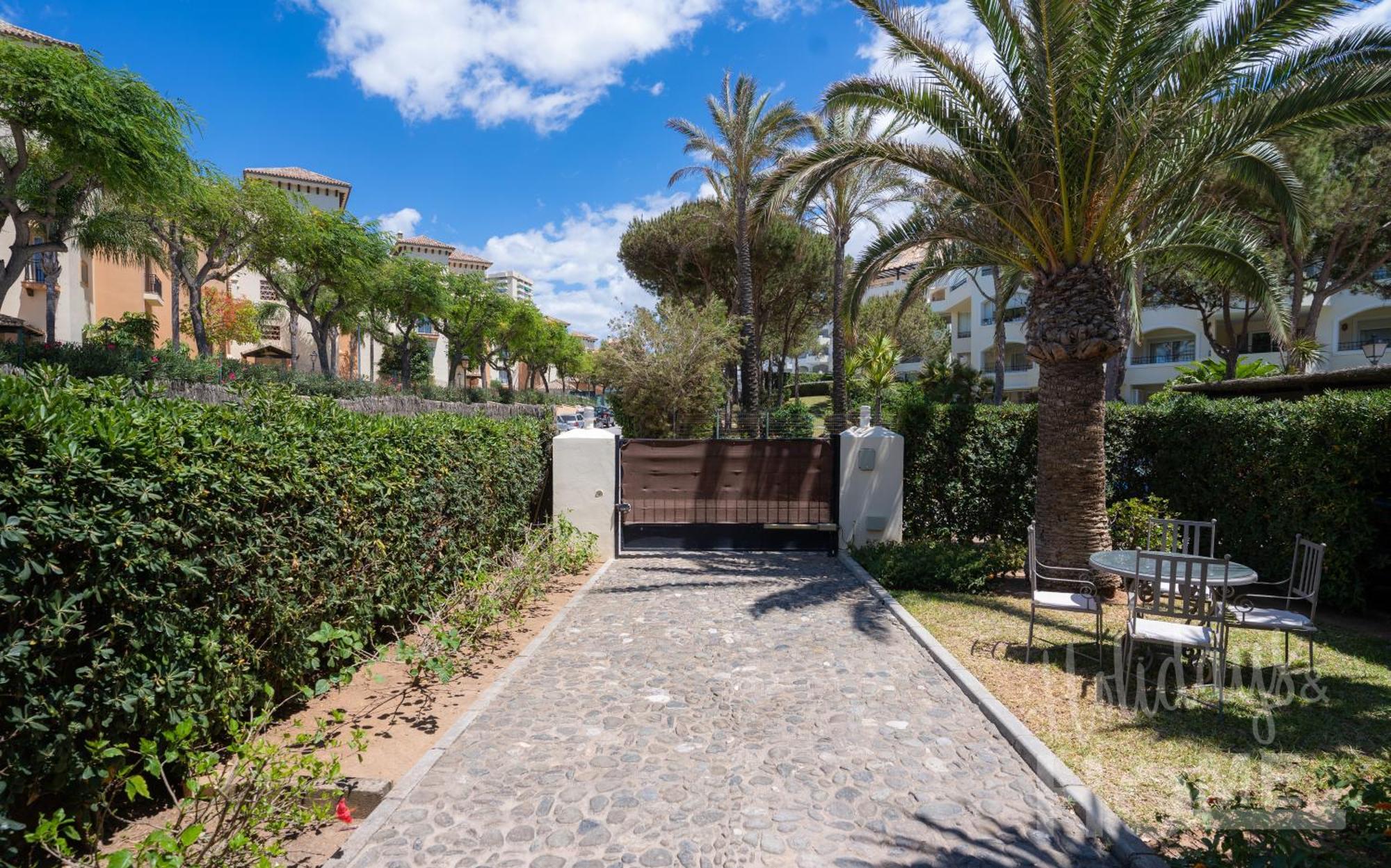Apartment Neptuno Ii Beachfront Elviria,sea Views,lovely Terrace And Pool