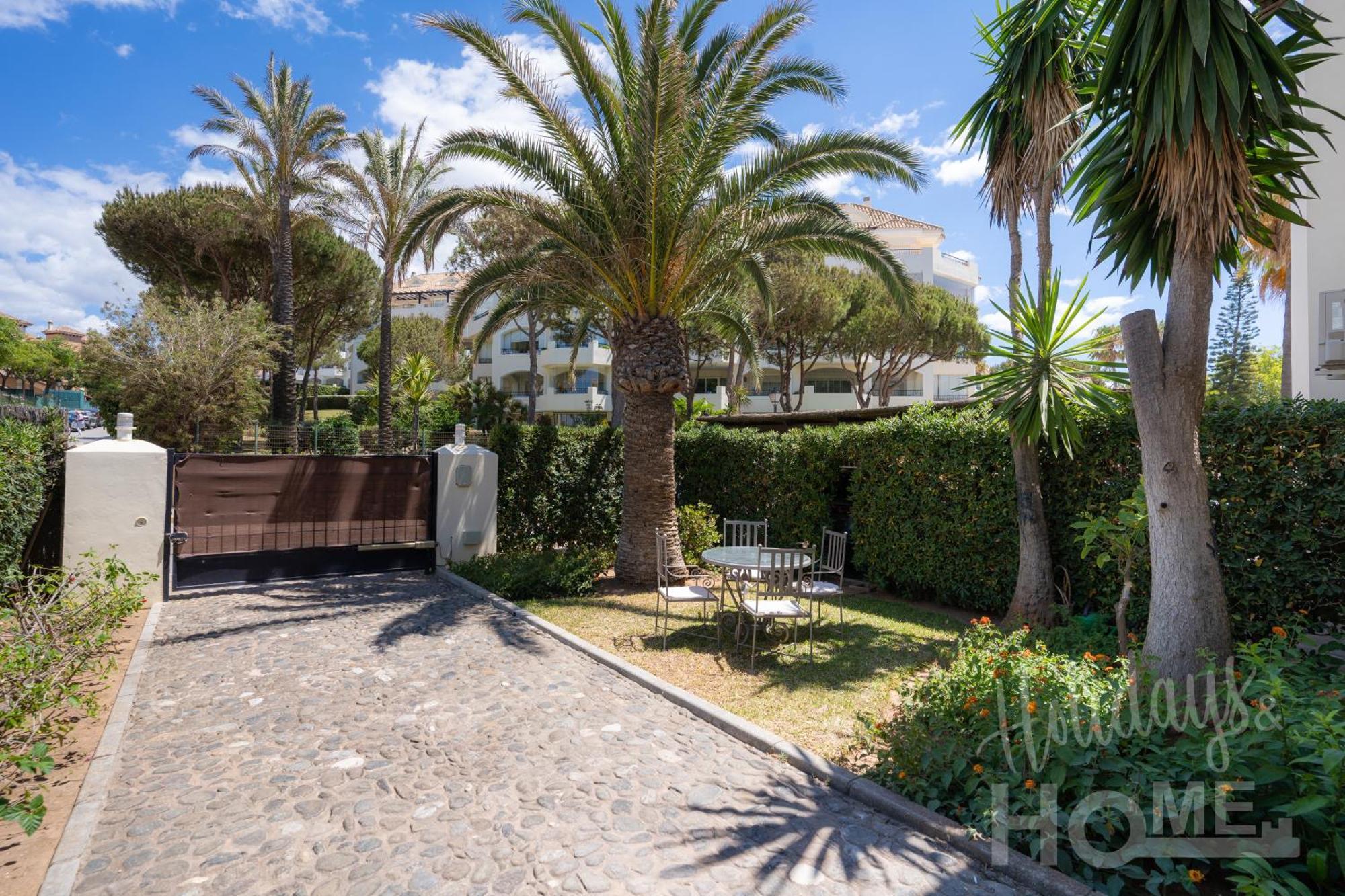 Neptuno Ii Beachfront Elviria,sea Views,lovely Terrace And Pool Marbella
